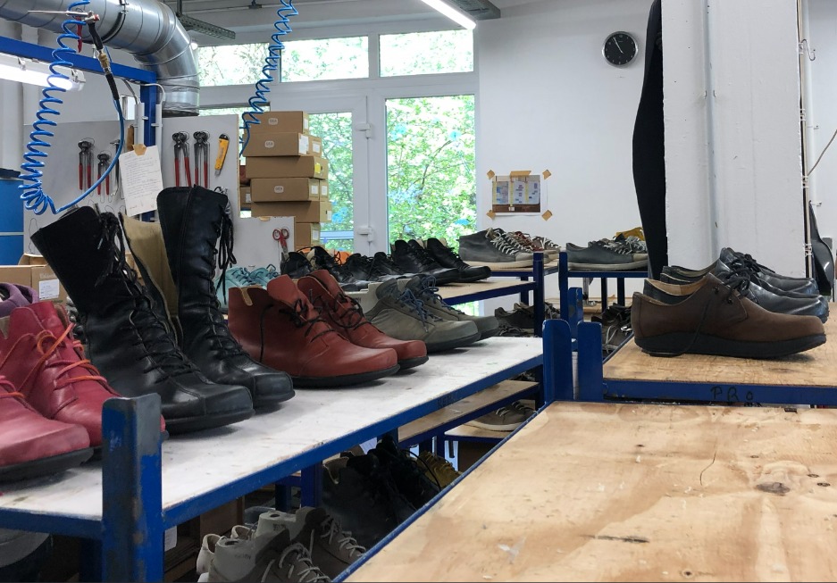 Blick in die Schuhwerkstatt der GEA